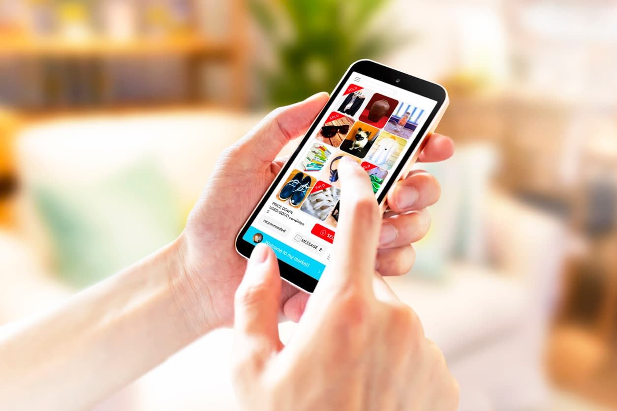 ¿QUÉ DEBES DE TOMAR EN CUENTA ANTES COMPRAR?: Cuánto va a costar de manera adicional el envío, comparar y siempre analizar las diferentes plataformas para ver cuál de ellas te cobra menos.