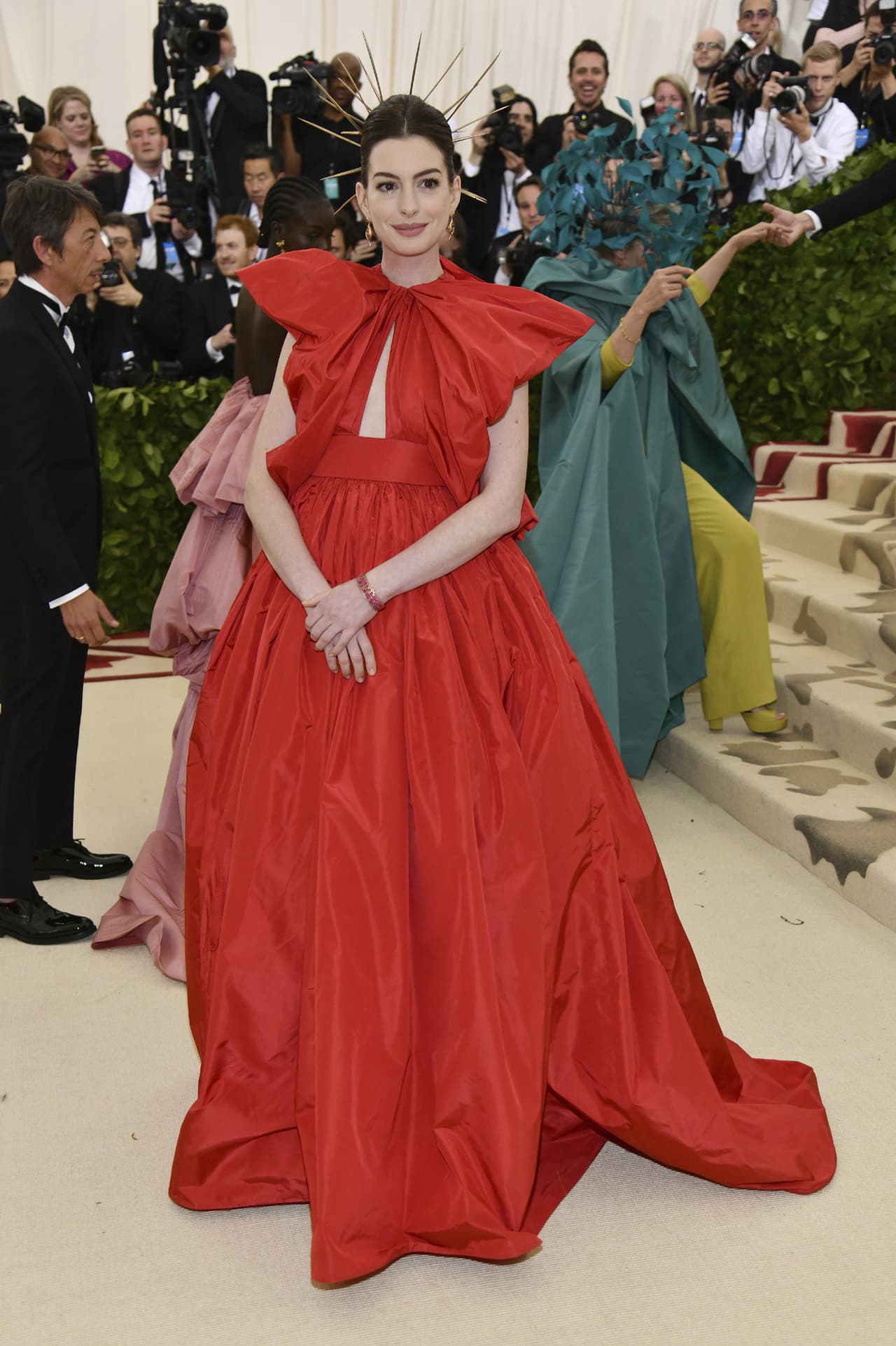 Anne Hathaway eligió el rojo por Valentino Couture.