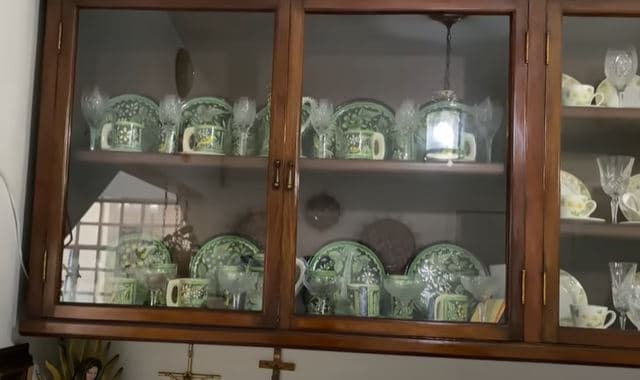 Sin embargo, uno de los detalles que más llamó la atención fue la colección de vajillas, provenientes de diferentes estados de la República Mexicana, que resguarda en grandes vitrinas.