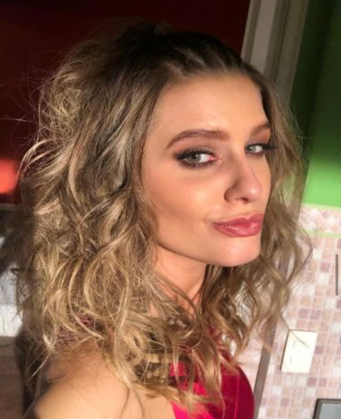No obstante, Becker no solo se dedica enteramente a la actuación o a la comedia, ya que ha publicado distintas diapositivas de las editoriales que ha protagonizado como modelo.