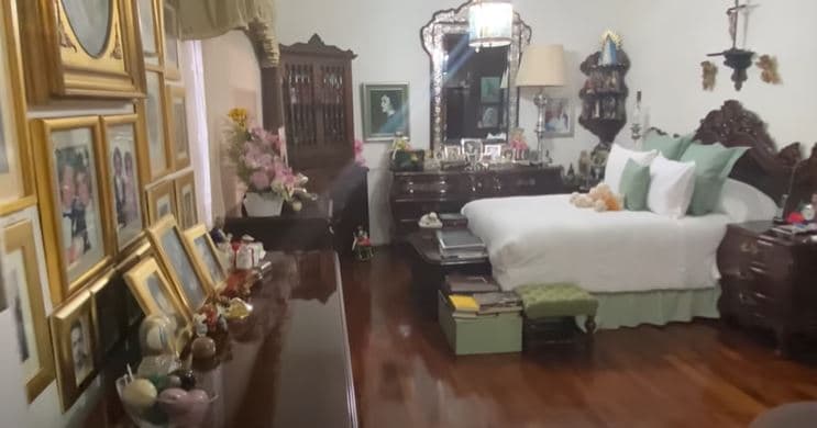 Su recámara está decorada, como gran parte de su casa, con retratos de la actriz y entrañables miembros de su familia.
