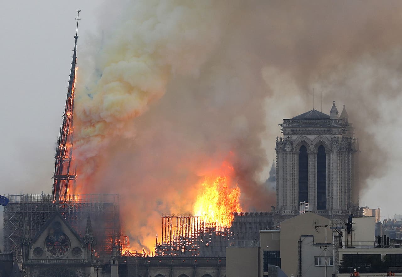 Por gran incendio, colapsó la aguja principal de la Catedral de Notre Dame