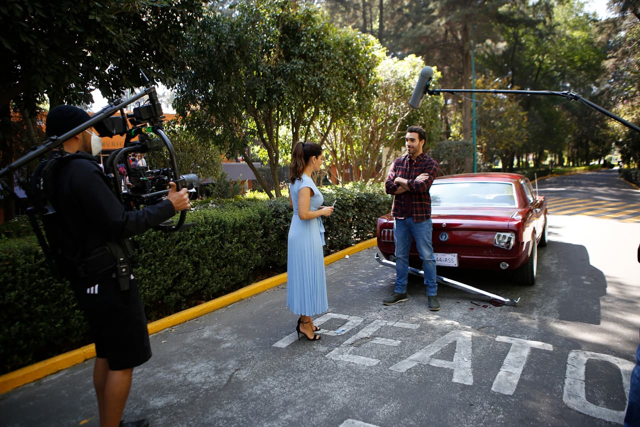 Y junto a Mayrín Villanueva graban la escena en la que ambos chocan.