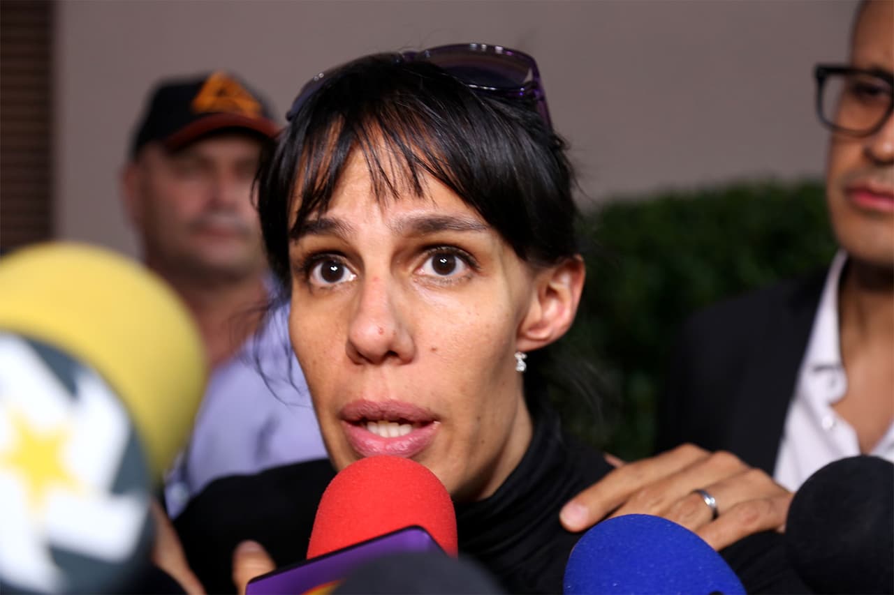 Hija de José José rompe en llanto al escuchar que su padre pudo haber muerto en un hospicio