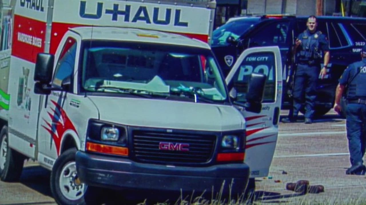 Persecución en Texas tras ataque a oficiales con un camión de U Haul