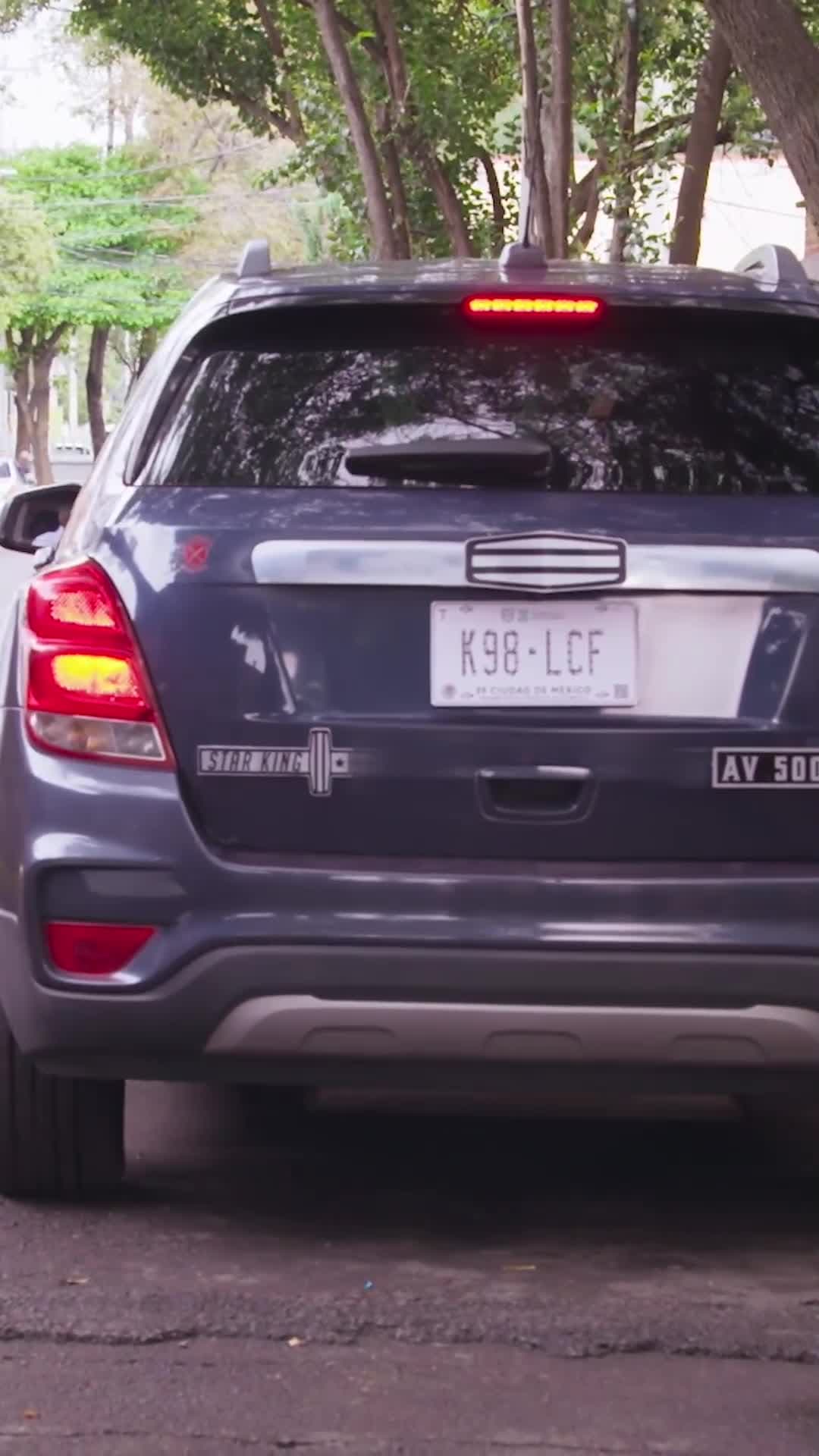 Andrés se esconde en una maleta para no ser descubierto por su padre