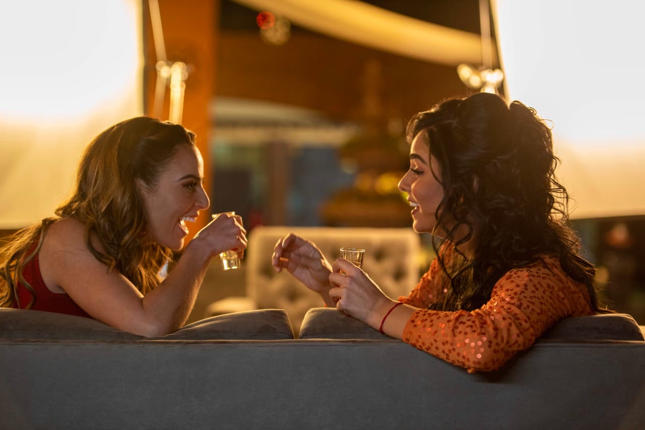 En la fiesta, 'Alexa' y 'Martina' toman de más.