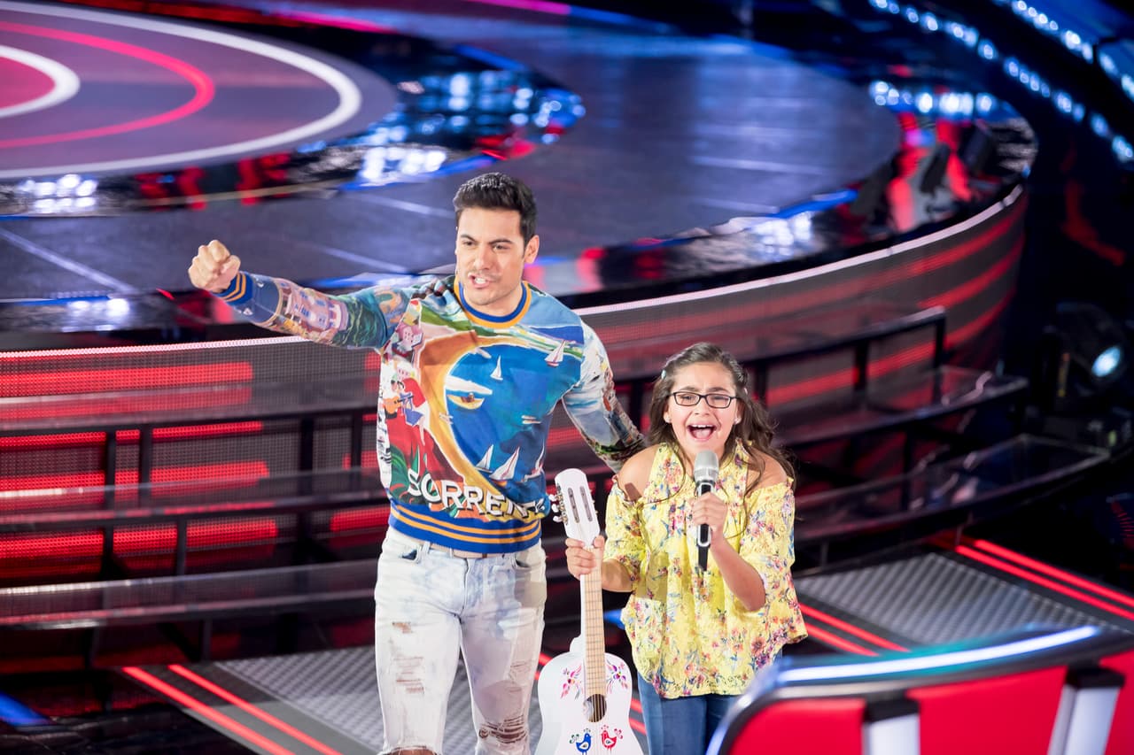 Evelyn Flores de Mazatlán Sinaloa realizó todo un show en el escenario, luego de poner a cantar a Melendi, terminó eligiendo a Carlos Rivera como su coach.