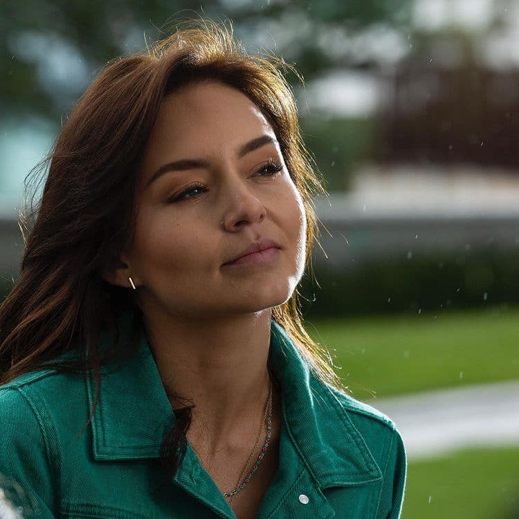Angelique Boyer impacta con look blanco de patinadora