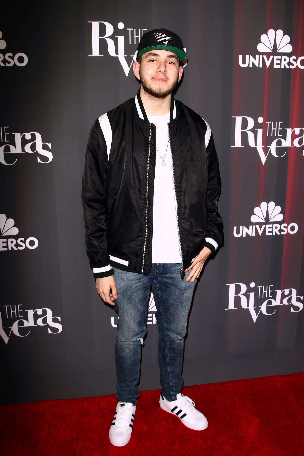 Juan Ángel, también conocido como Johnny, es el integrante más joven de la familia Rivera y acudió con un look muy acorde a su edad, además de que llamó la atención tras dejarse crecer la barba.