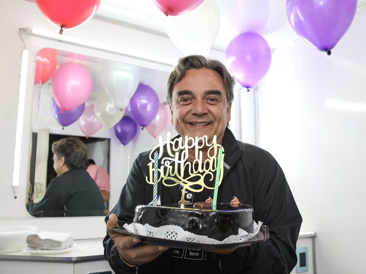 Pierre Ángelo festejó su cumpleaños en medio de las grabaciones de la telenovela 'S.O.S Me estoy enamorando' con un pastel que le organizó la producción.