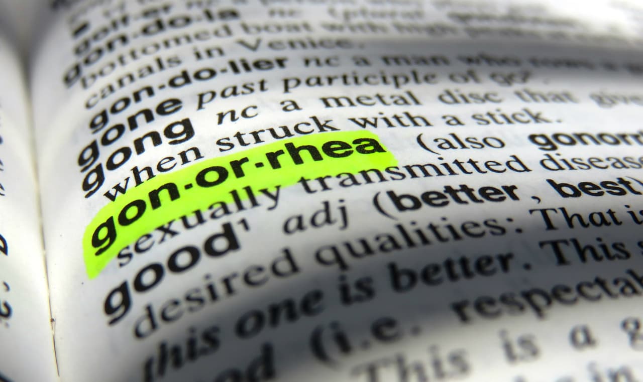 Gonorrea. Es causada por una bacteria llamada gonococo. Puede crecer en el cuello uterino, útero, trompas de Falopio, uretra, boca, garganta, ojos y ano.