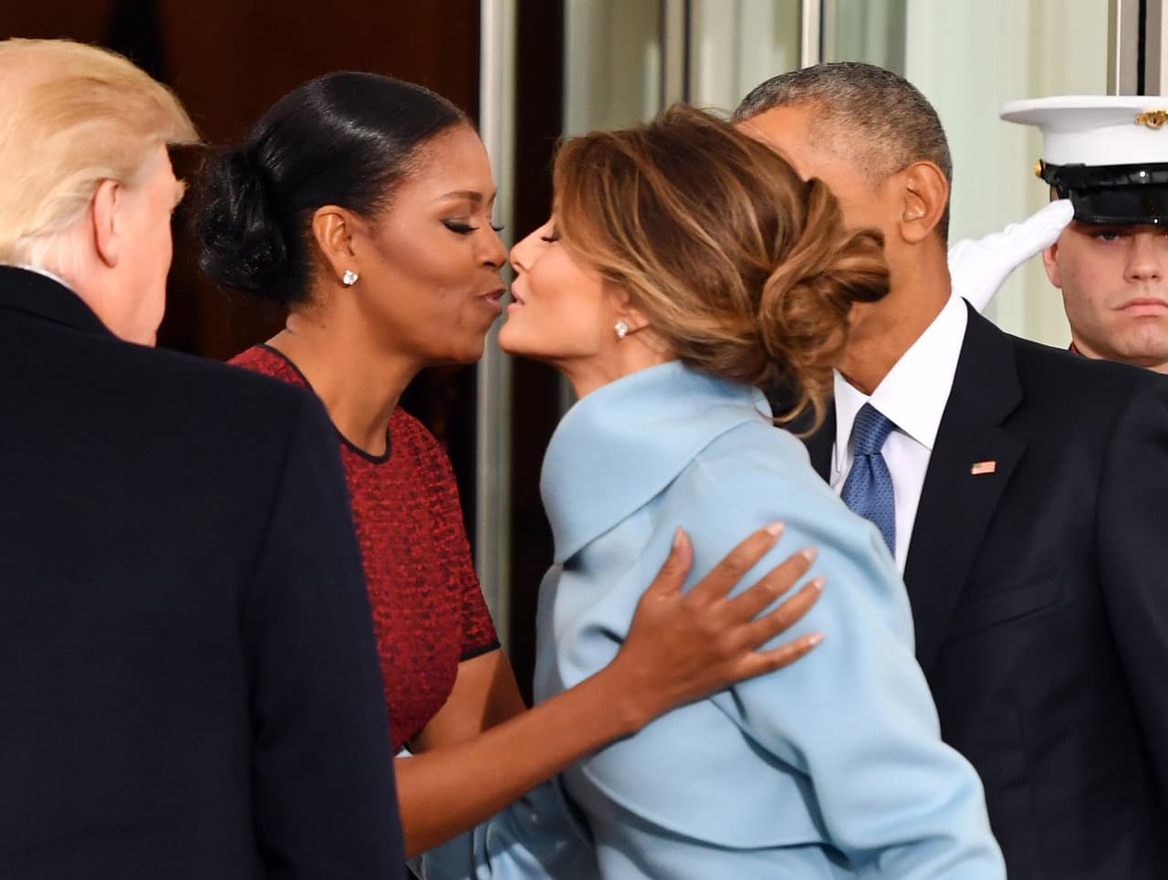 Michelle Obama besa a Melania Trump