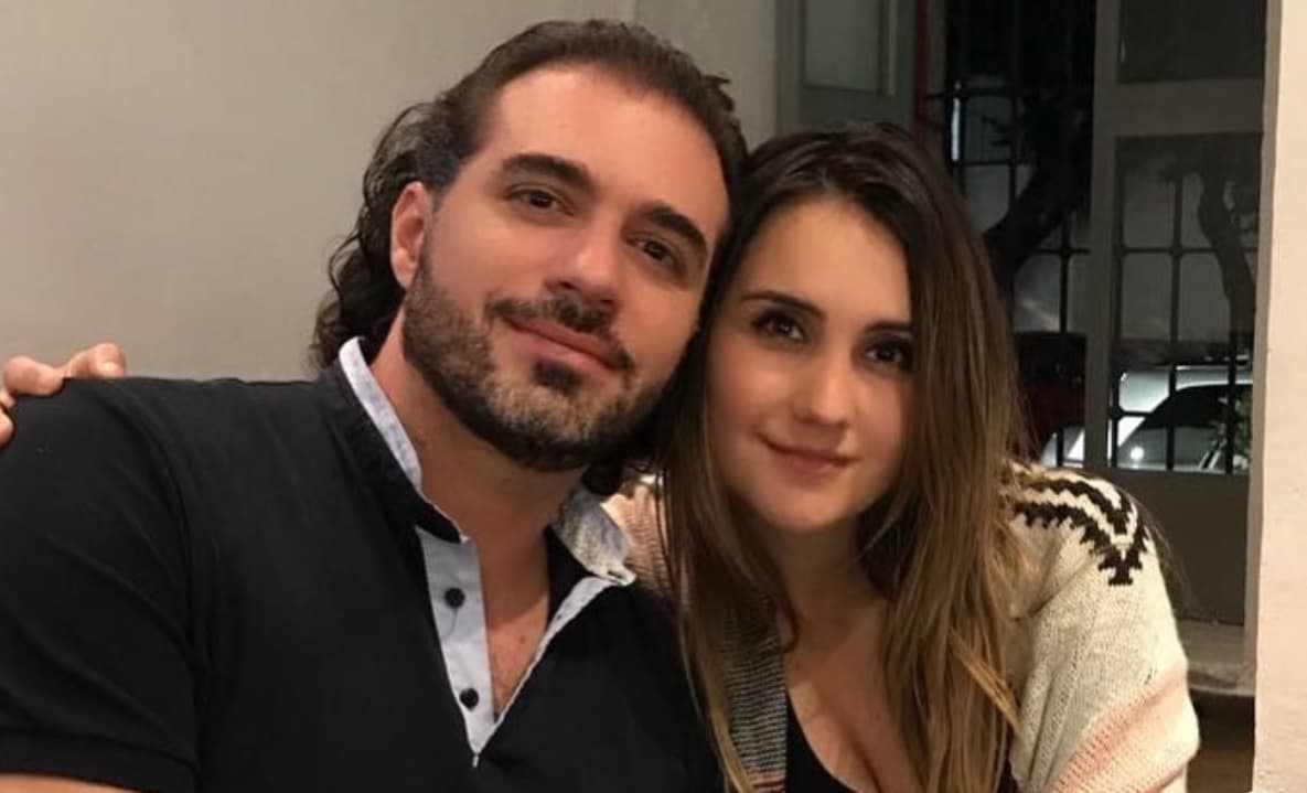 Esposo de Dulce María aparece como pocas veces junto a su bebé: “Mi pequeña gran guerrera”