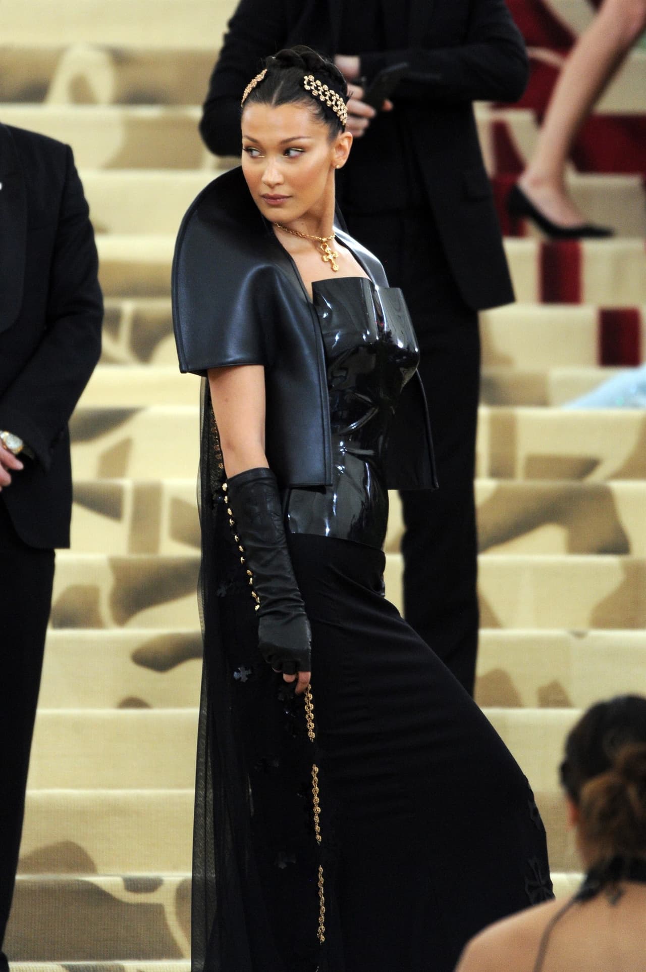 Bella Hadid desconcertó con su diseño: un vestido negro de Gareth Pugh para Chrome Hearts.