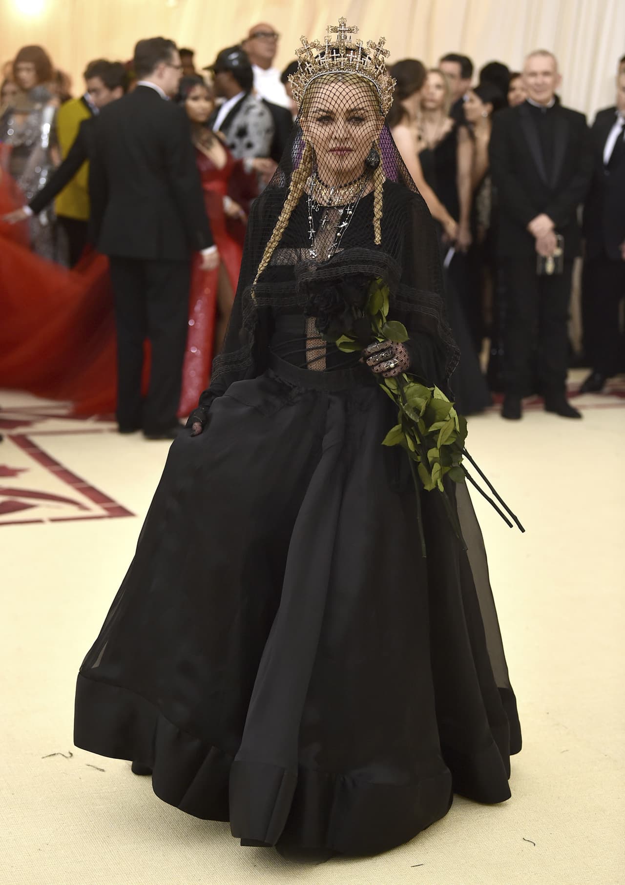 Madonna siempre ha sido fan de portar elementos religiosos; esta ocasión la vistió Jean paul Gaultier.