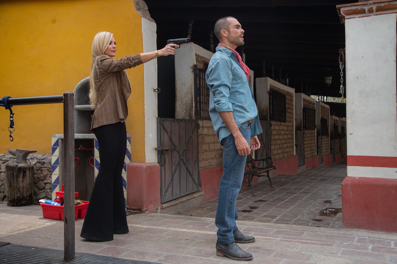 Cuando es amenazado sorpresivamente por 'Julia', quien quiere matarlo por meterse con su hija.