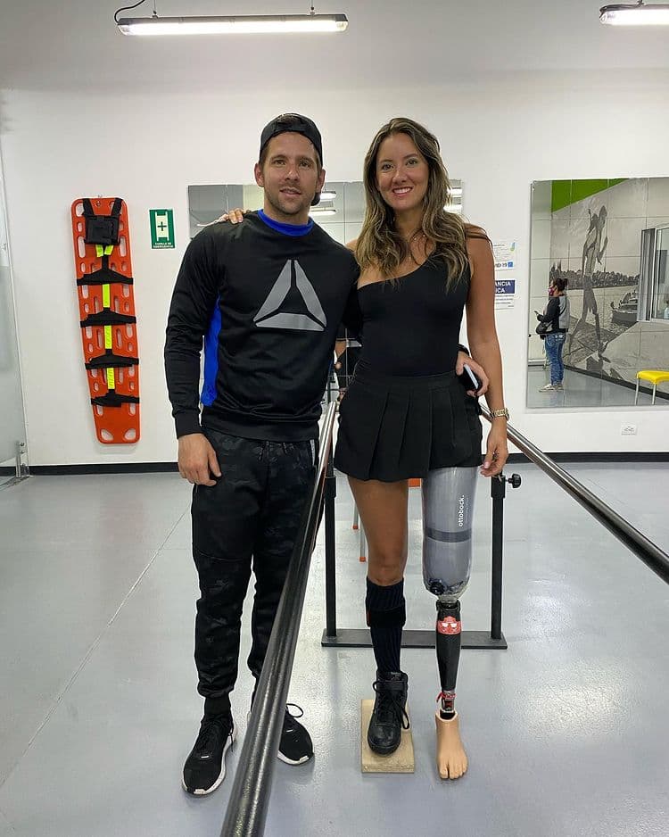 Daniella Álvarez sufre fuerte caída con su prótesis y muestra cómo se levanta