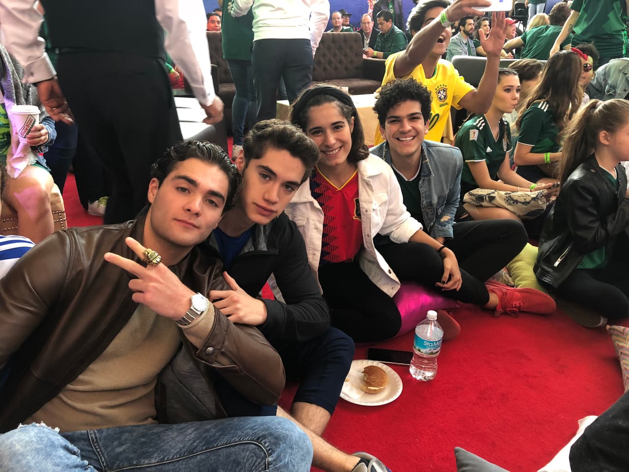 Los galanes de 'Like la leyenda' no se perdieron el partido de México contra Brasil