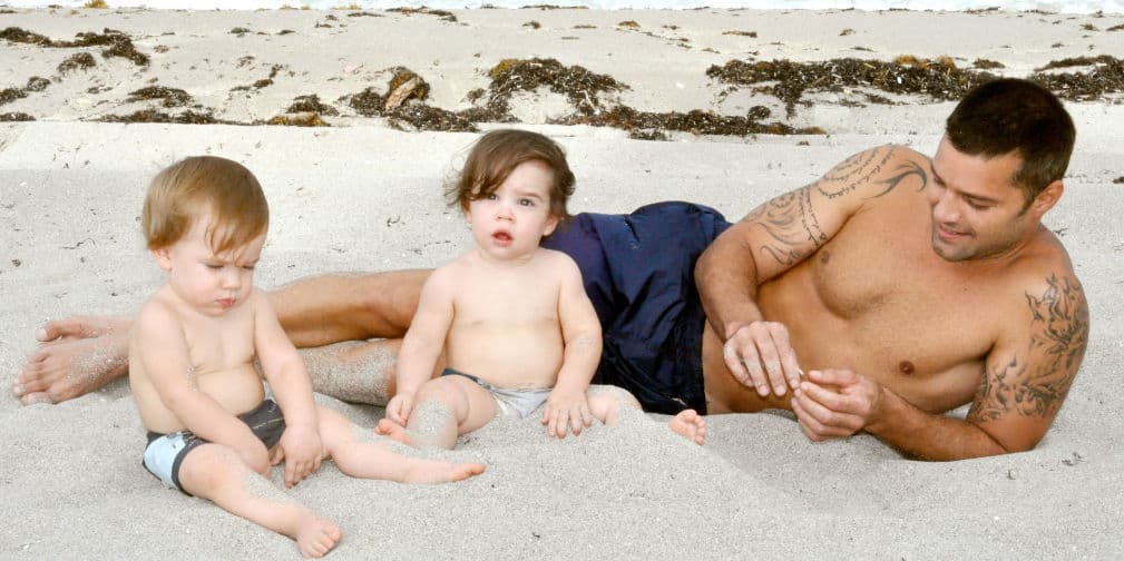 1. Ricky Martin: Tras confesar su homosexualidad, el boricua alquiló un vientre para tener a sus hijos Matteo y Valentino.
