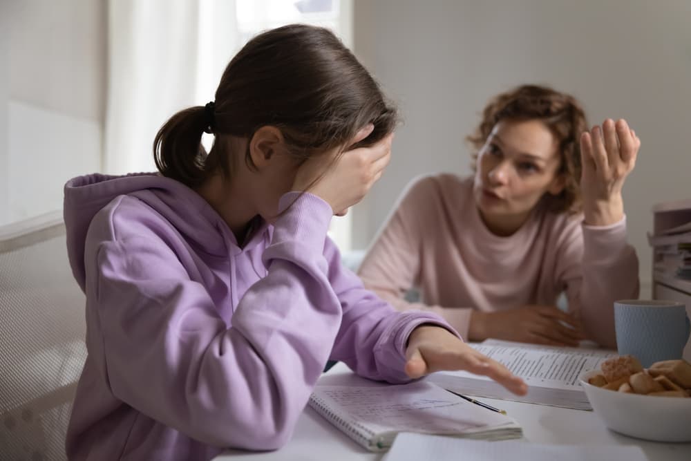 Mamá pone estricto reglamento a sus hijos y causa polémica: controla hasta su ropa