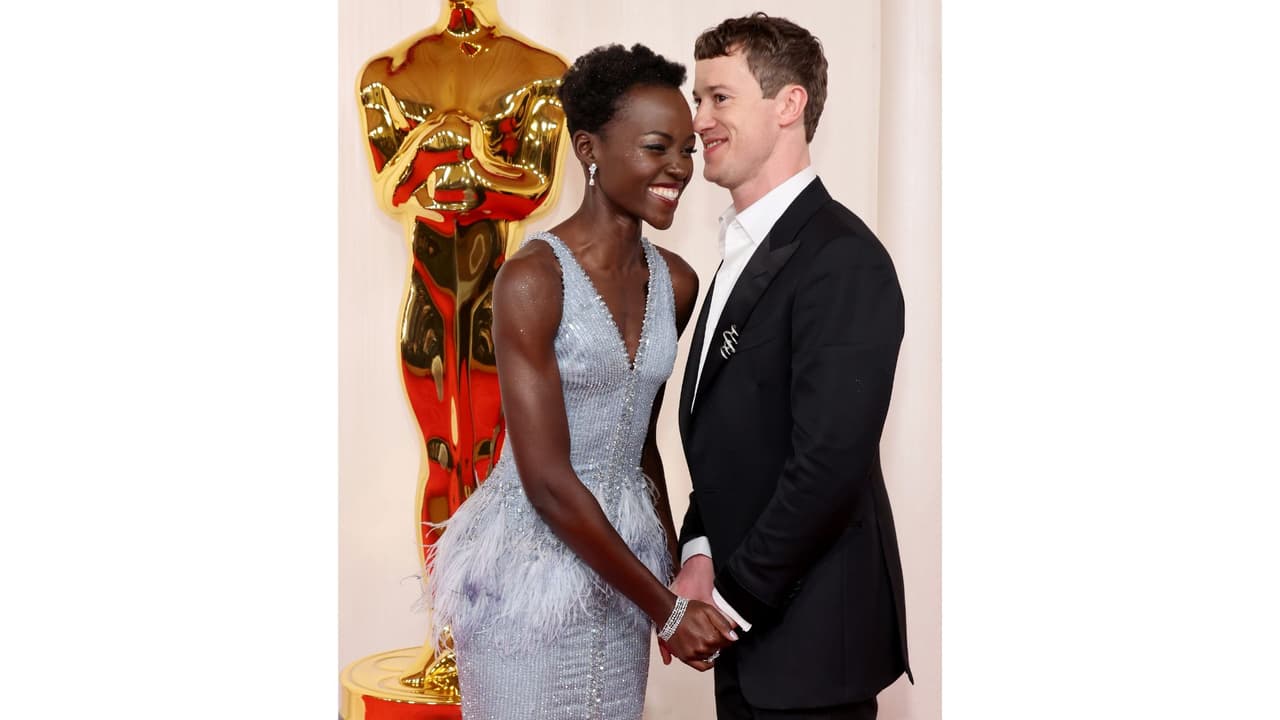 Lupita Nyong’o y Joseph Quinn posaron tomados de la mano.