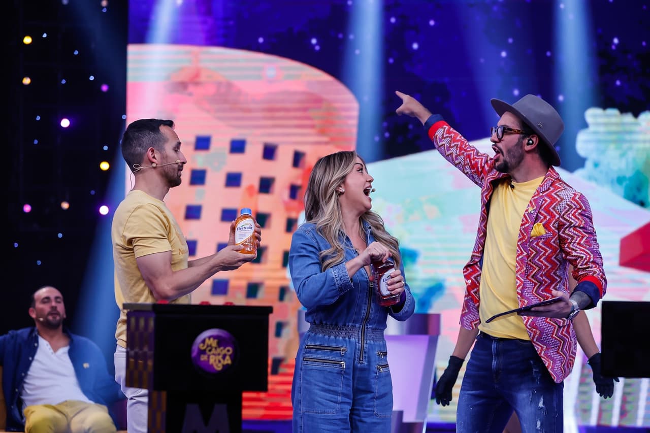 Andrea participó en una de las dinámicas en la que al ritmo de ‘Caricachupas’, los participantes tenían que dar el nombre de sabores de Electrolit.