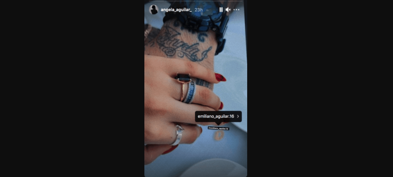 Ángela Aguilar exhibió a su hermano mayor y el peculiar tatuaje de su mano