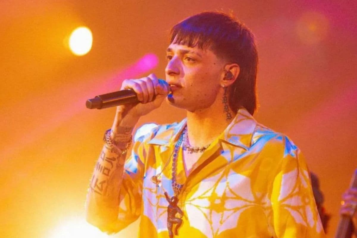 Peso Pluma conmueve al dedicarle mensaje a su mamá en concierto