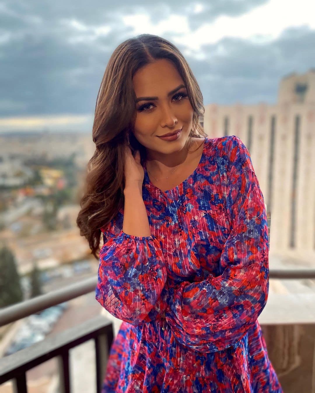 Desde su llegada a Israel, donde se llevó a cabo Miss Universo 2021, la mexicana destacó por su sonrisa y un vestido de flores, una prenda de Skies Are Blue.