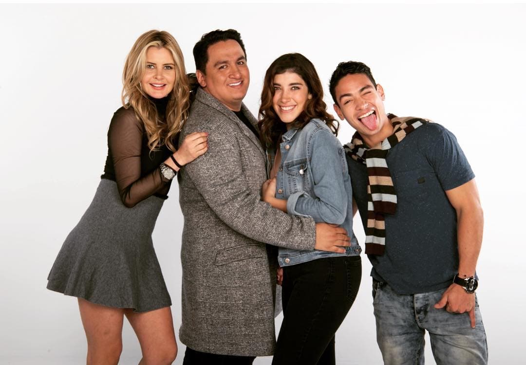 ¡La familia de Jessica! Idalia (Julieth Herrera), Mario (Gustavo Rincón), Jessica (Catalina Cardona), Jorge (Sebastián Gutiérrez).