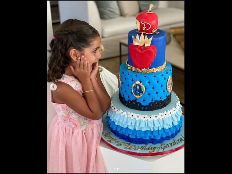 “A Carito le encantó su pastel de Evie de Descendientes. Feliz cumpleaños Caro”, señaló la conductora, quien consiguió en cuestión de horas más de 60 mil ‘me gusta’ y cientos de mensajes en los que tanto fans como famosos felicitaron a Carolina.