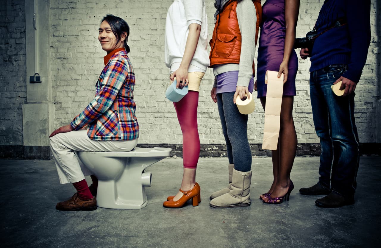 ¿Por qué siempre es más larga la fila en los baños de las mujeres?