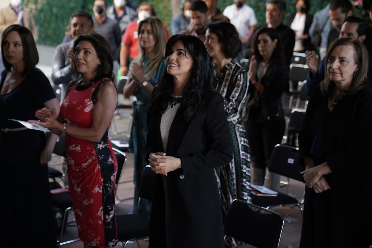 Livia Brito y el elenco de la telenovela escucharon atentos las palabras del padre en la misa de arranque, quien les deseó a todos la mejor de las suertes.