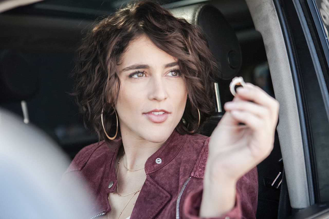 Cassandra Sánchez Navarro dará mucho de qué hablar con su personaje, a quien en el "Capítulo 3: ¡Miguel y Adela se conocen!" vimos robar una joyería.
<br>
<br>
<i>No te pierdas 'El Dragón' de lunes a viernes 9:30 pm. con Las Estrellas.</i>