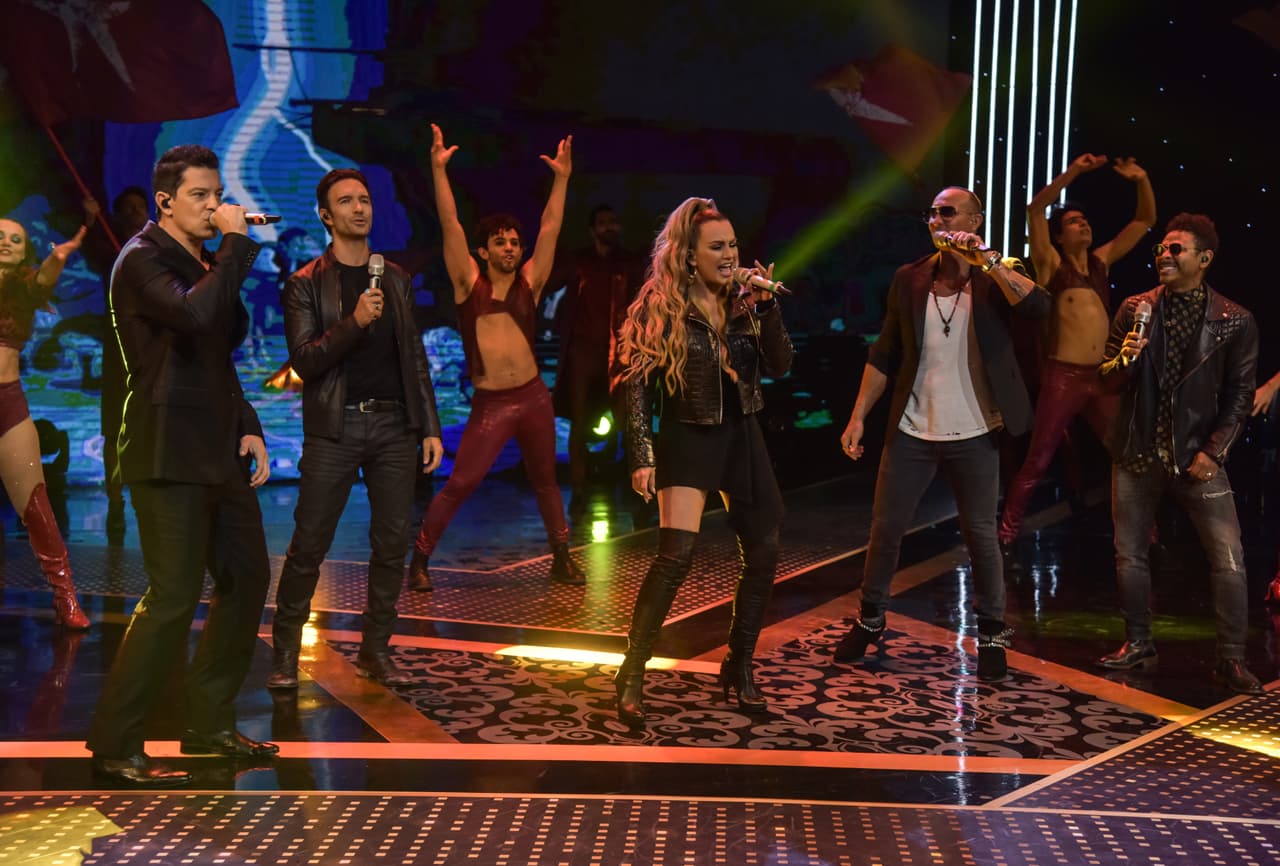 El primer número de la noche estuvo a cargo del musical 'Jesucristo Súper Estrella', en donde estrellas como Leo de Lozanne, Yahir, María José, Kalimba y Erik Rubín cautivaron al público con una pieza de esta puesta teatral.