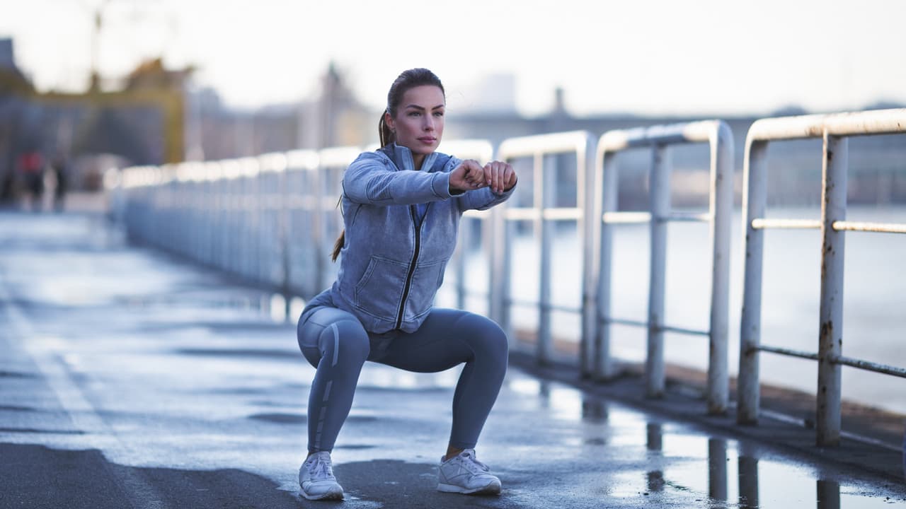 Sentadillas. Con el apoyo de una silla o con el peso natural de tu cuerpo, sube y baja sin encorvarte, ya que podrías dañar tu columna vertebral. Haz 15 repeticiones.