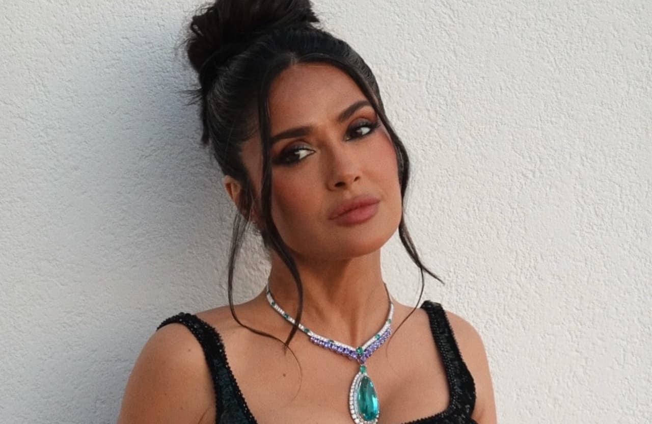 Así luce Salma Hayek bailando en bikini a los 58 años y grita “¡Viva México!”