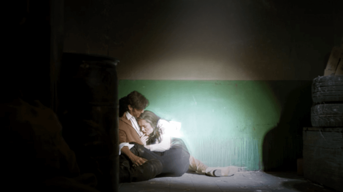 Gabino sufre desconsolado la muerte de su madre.