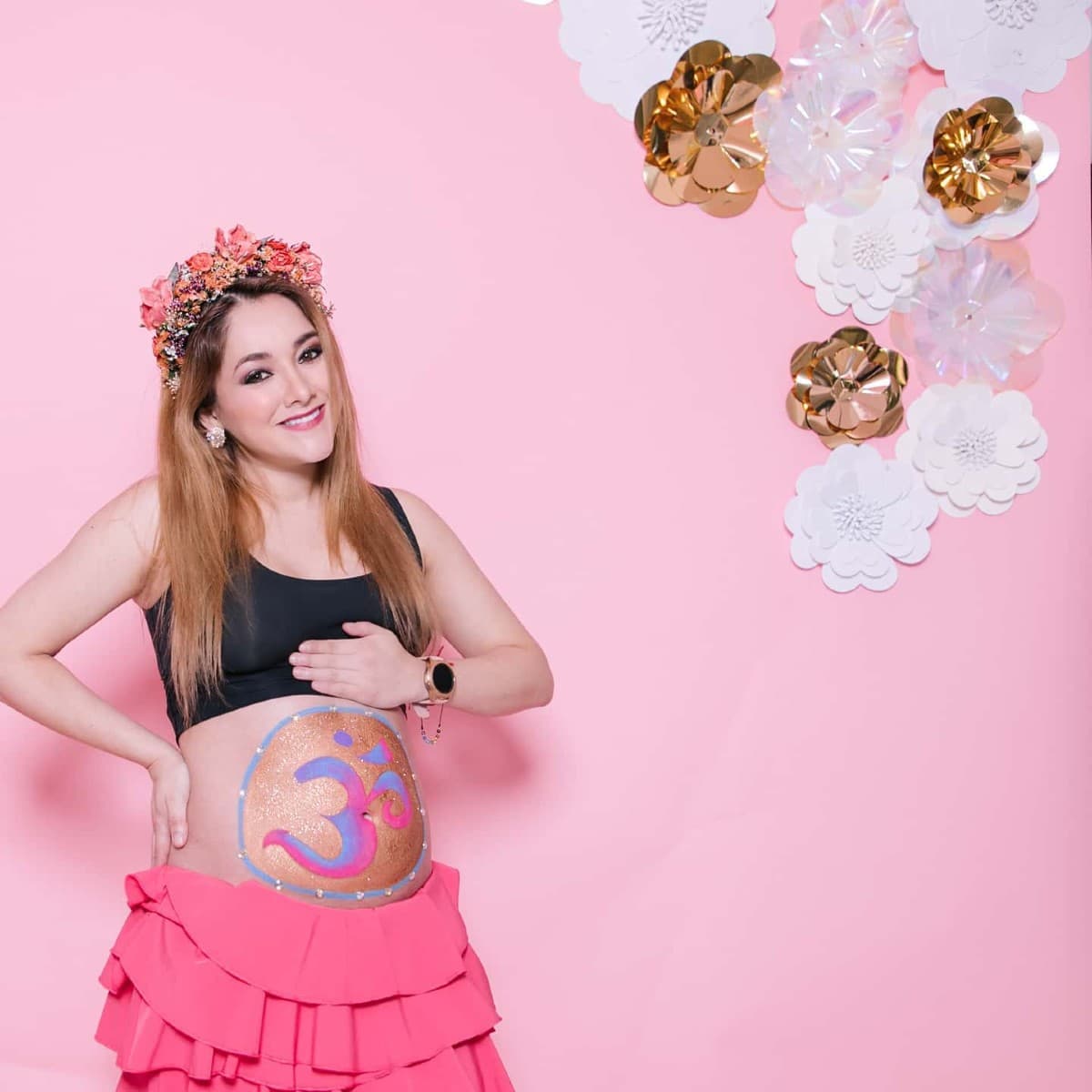 Para presumir la recta final de su embarazo, Sherlyn sorprendió al publicar una sesión de fotos, en la que además de mostrar su baby bump, lució un majestuoso diseño de body paint.