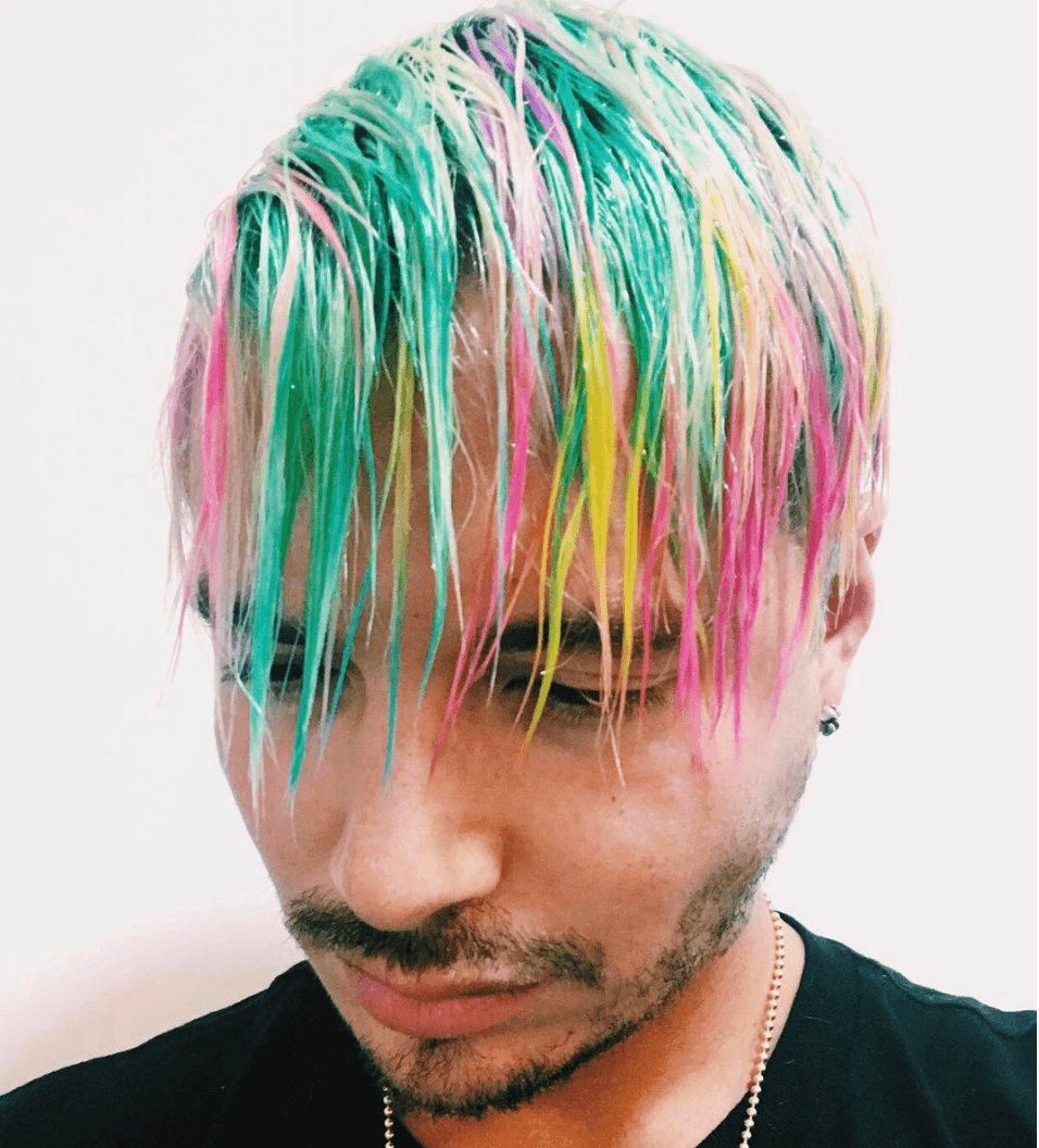 Dejó a más de uno con el ojo cuadrado cuando llenó de colores su cabeza