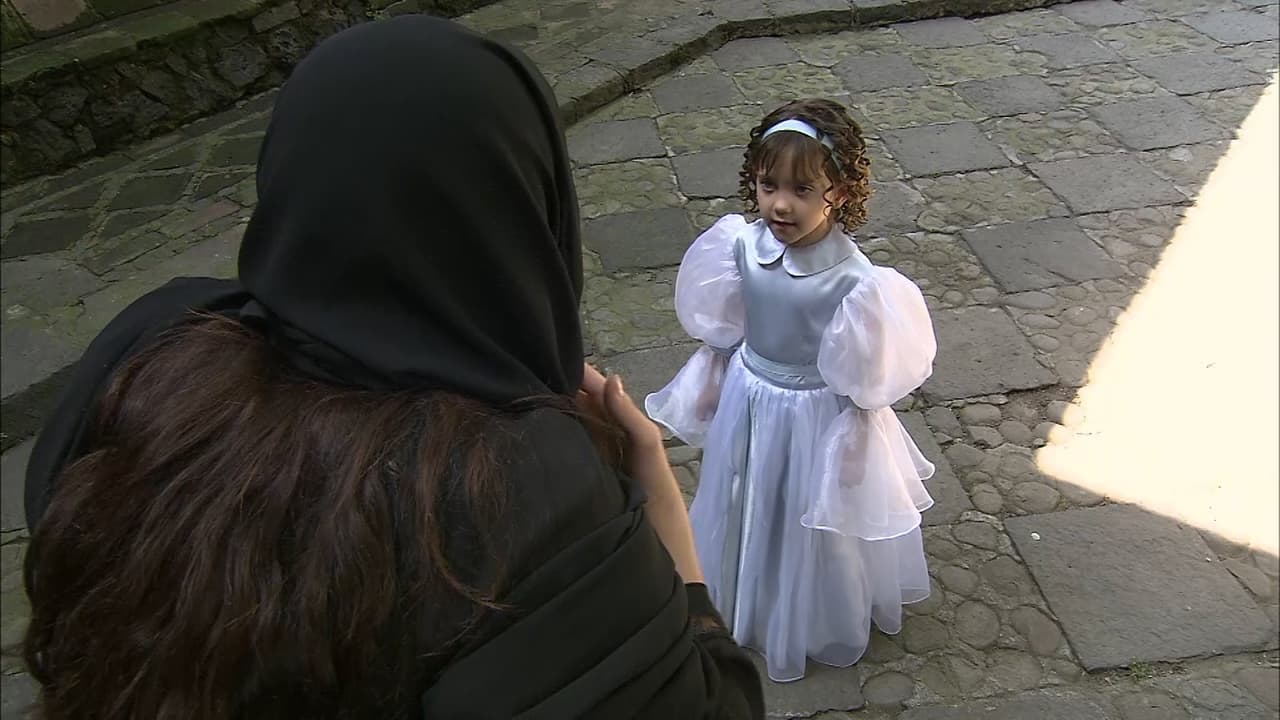 La única que se percata de 'Rubí' es 'Fernandita'. Su malvada tía le pide mantener en secreto su relación y estar en constante comunicación.