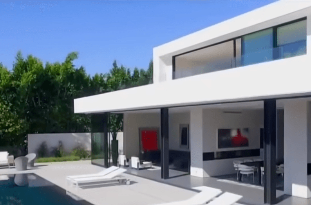 Eugenio Derbez tiene su casa en Beverly Hills