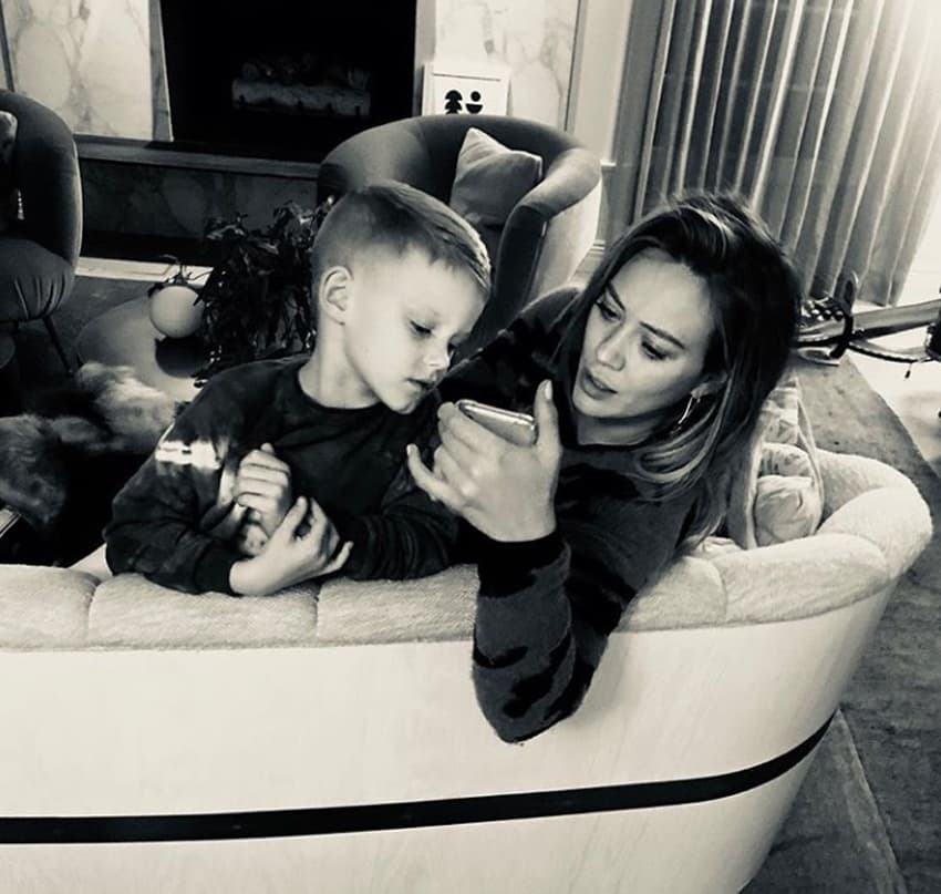 Hilary Duff en compañía de su hijo Luca