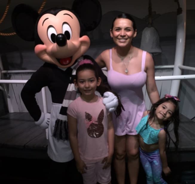 Tras una disputa legal, las autoridades dictaminaron en marzo de 2018 que Sara y Nina quedarían bajo custodia de su padre biológico, quien había llegado a un acuerdo de visitas con la familia materna de las pequeñas, el cual no ha cumplido.
