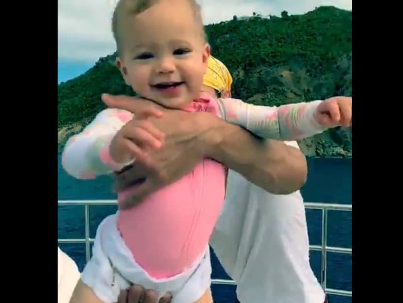El 16 de enero de 2018, Enrique y Anna compartieron las primeras imágenes de sus mellizos a través de Instagram.