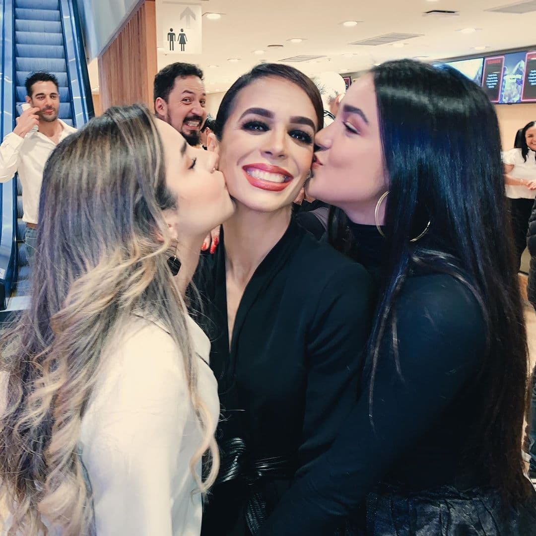 Las hermanas compartieron cómo se sintieron cuando vieron a su madre, Biby Gaytán, en la puesta en escena ‘Chicago’. “Nos encantó, fue como de los mejores momentos de la vida, ir a ver a nuestra mamá en ‘Chicago’. Ver a mi mamá actuar en ‘Chicago’, y ya estando grandes nosotras, no sé, es un sentimiento que no puedo explicar, pero sí fue como mucho orgullo por mi mamá”, contaron.