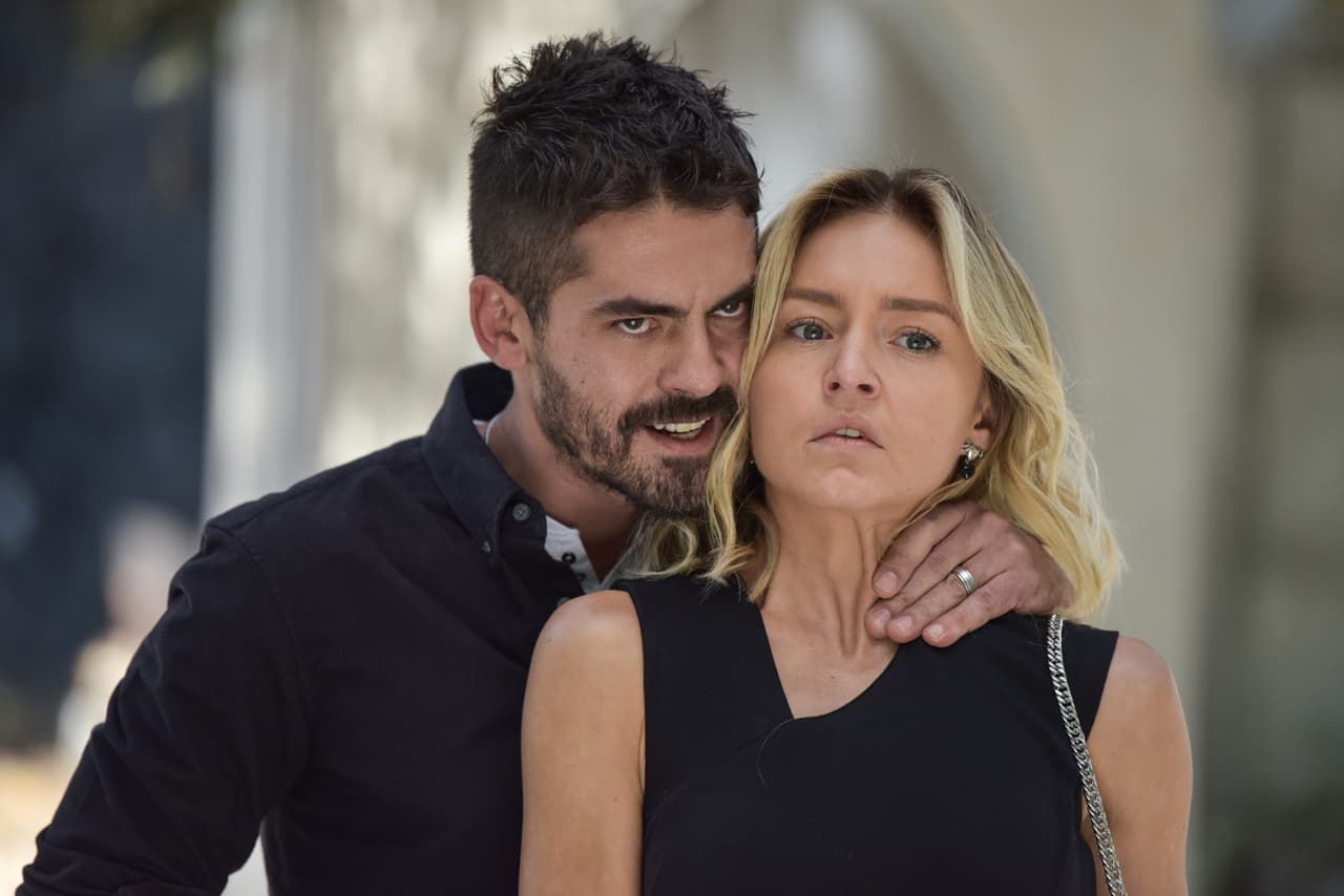 En el entierro, 'Darío', un delincuente, amenaza a 'Elisa' con recuperar las piezas arquitectónicas que le robó su padre o su familia pagaría las consecuencias: ¡tiene 24 horas para devolverlas!