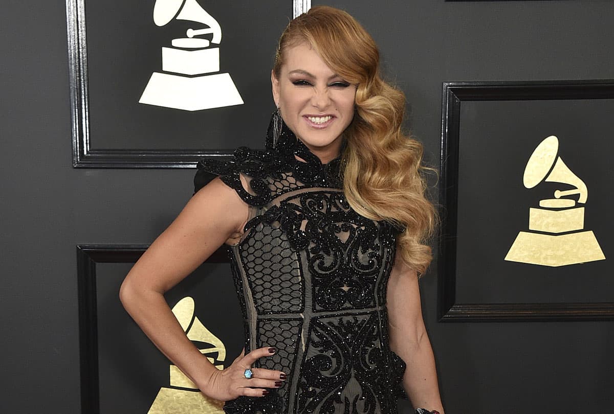 Paulina Rubio revela desde la bañera detalles de su próxima canción