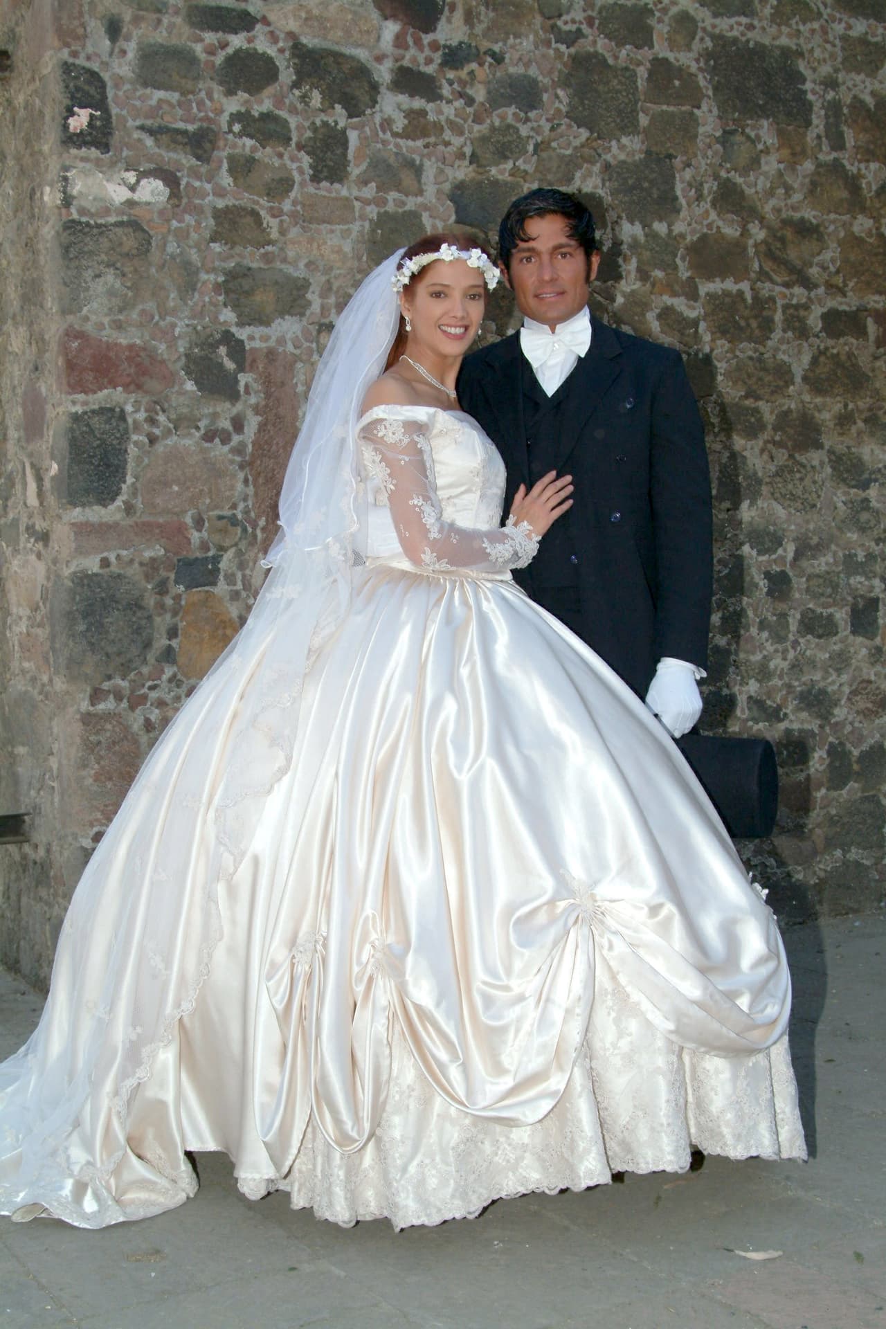 En ‘Amor real’ (2003) los protagonistas tuvieron que pasar por muchos obstáculos para estar juntos. ‘Matilde’ y ‘Manuel’ consiguen casarse después de que éste se lleva a ‘Matilde’ de su propia fiesta de compromiso forzado con ‘Adolfo’.